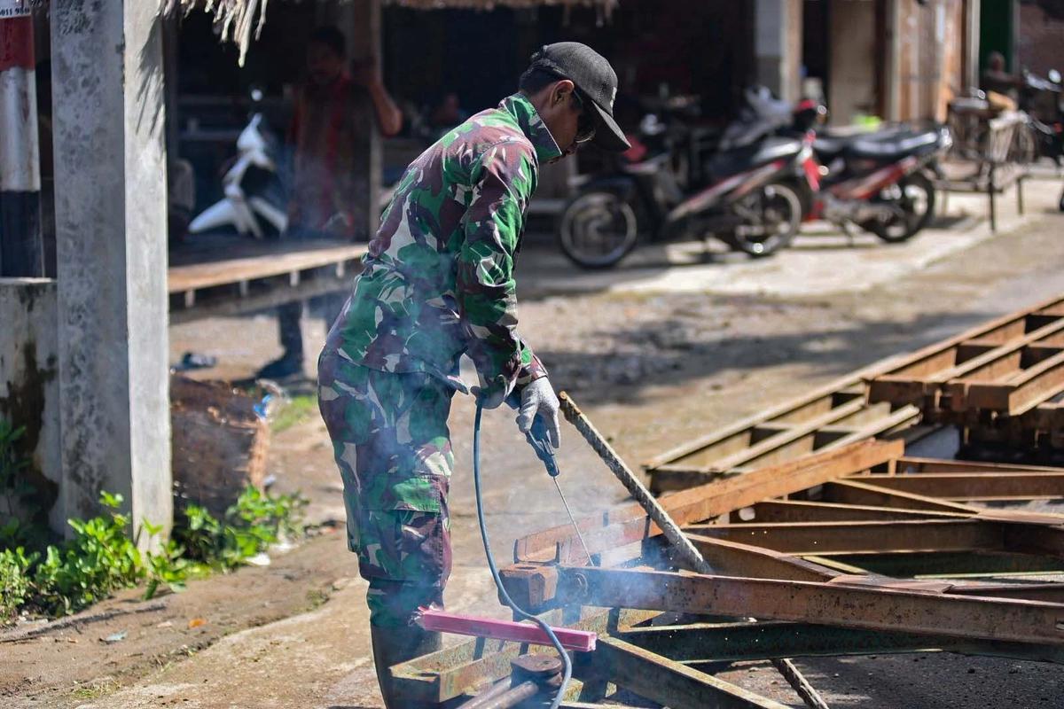 FOTO: Prajurit TNI AD Bahu Membahu Pasang Jembatan Bailey di Bireuen