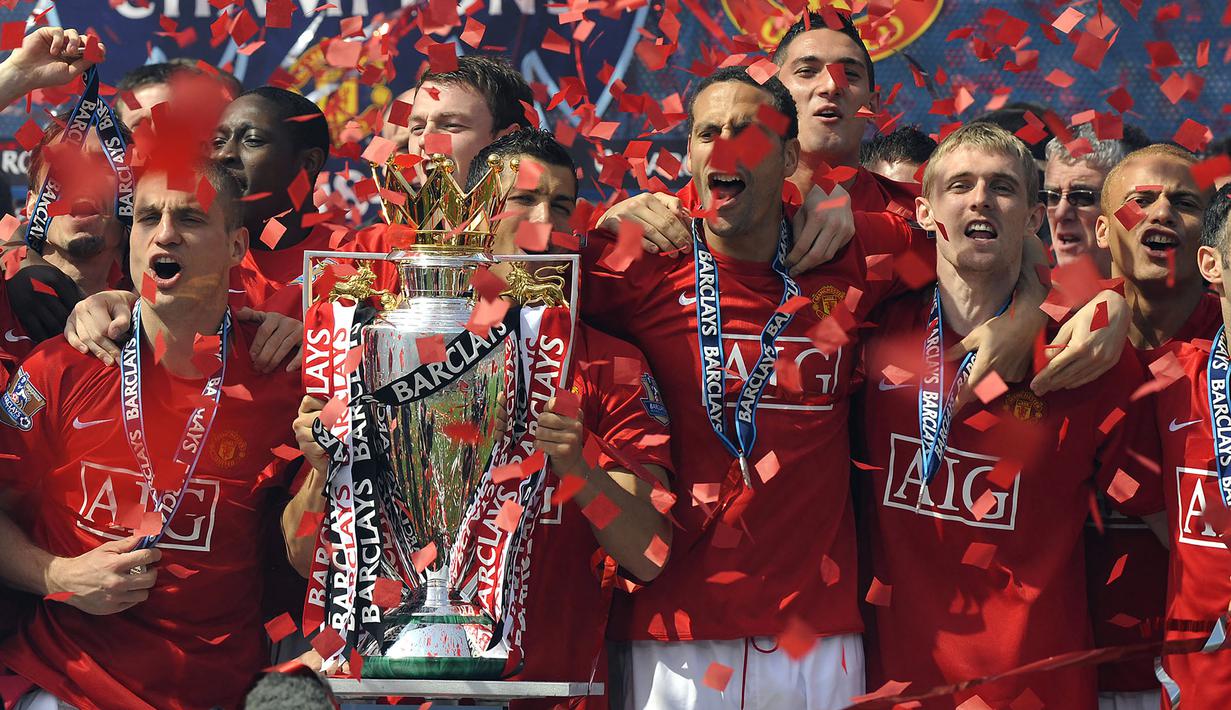 Manchester United menjadi klub keempat yang mampu menjuarai Liga Inggris selama 3 musim berurutan, sekaligus sebagai klub pertama yang melakukannya lebih dari satu kali, yaitu dua kali. Hattrick gelar Liga Inggris yang pertama dilakukan pada musim 1998/1999 hingga 2000/2001 dan kembali melakukannya pada musim 2006/2007 hingga 2008/2009. Gelar Liga Inggris terakhir yang menjadi gelar ke-20 dan menahbiskan Setan Merah sebagai pengoleksi gelar Liga Inggris terbanyak hingga kini diraih MU pada musim 2012/2013. (AFP/Adrian Dennis)