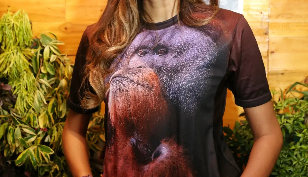 "Cukup prihatin sekali dengan hutan. Saya dapat kesempatan liat langsung kondisi hutan. Saya ke Ujungkulon liat Badak kondisinya sangat memprihatinkan," kata Nadine di Senayan City Mall, Senayan, Jakarta Pusat, Kamis (17/11). (Adrian Putra/Bintang.com)