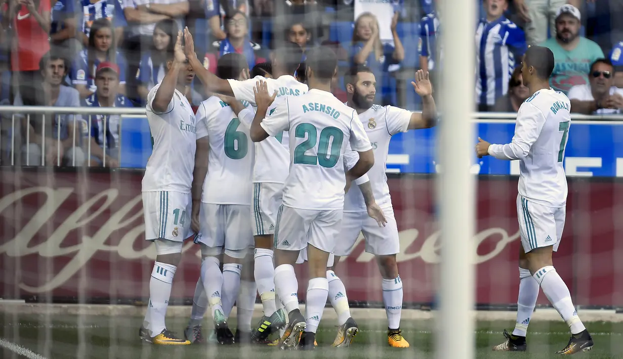 Para pemain Real Madrid, merayakan gol yang dicetak oleh Dani Ceballos ke gawang Deportivo Alaves pada laga La Liga di Stadion Mendizorroza, Sabtu (23/9/2017). Real Madrid menang 2-1 atas  Deportivo Alaves. (AP/Alvaro Barrientos)