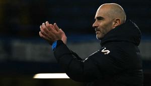 Pelatih kepala Chelsea asal Italia, Enzo Maresca, memberikan tepuk tangan kepada para penggemar setelah pertandingan Liga Primer Inggris antara Chelsea dan Brentford di Stamford Bridge, London, Senin dini hari WIB (16-12-2024). (Ben STANSALL/AFP)