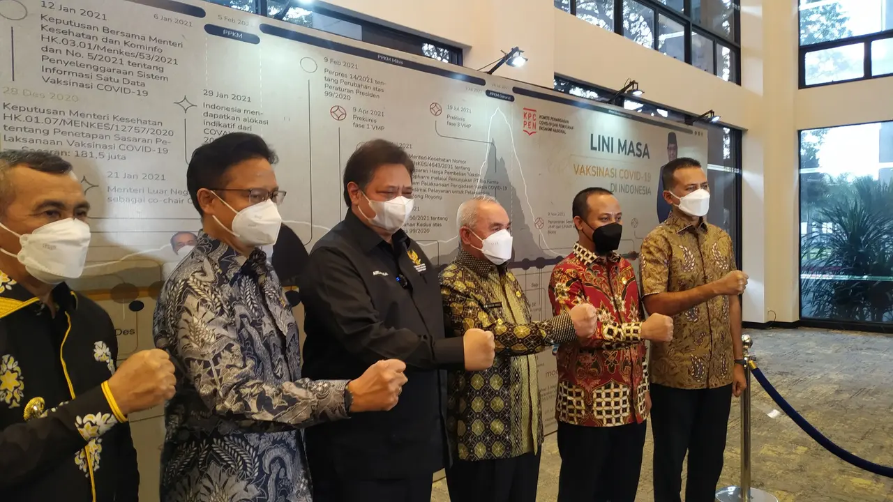 Menteri Koordinator Bidang Perekonomian Airlangga Hartarto dalam Peluncuran Buku Vaksinasi Covid-19 dan Diskusi Panel Evaluasi, Tantangan, dan Capaian Vaksinasi Covid-19.
