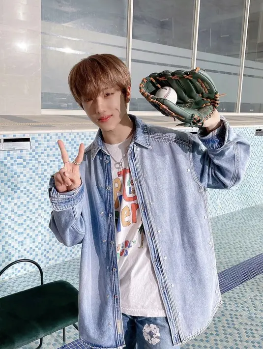 Effortlessly stylish, perpaduan denim on denim memang tak pernah gagal bikin tampilan makin chic. Untuk inner, kamu bisa kenakan t-shirt bermotif seperti potret Jisung NCT Dream ini. (Instagram/nct_dream).