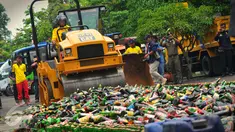Sejumlah botol minuman keras dihancurkan Pemerintahan KotaTangerang, Minggu (28/2/2016). Penghancuran miras dalam rangka HUT Kota Tangerang ke-23. (Liputan6.com/Faisal R Syam) 