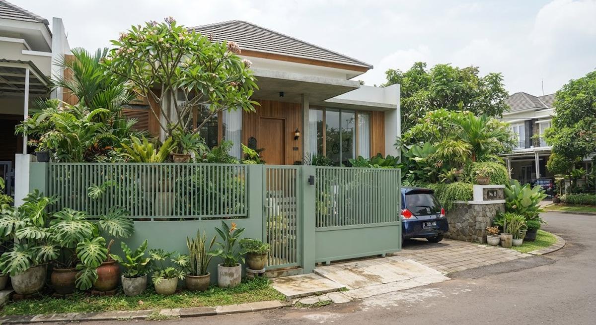 Warna cat pagar yang bikin rumah terasa sejuk dan bisa redam amarah ketika pulang model hijau sage