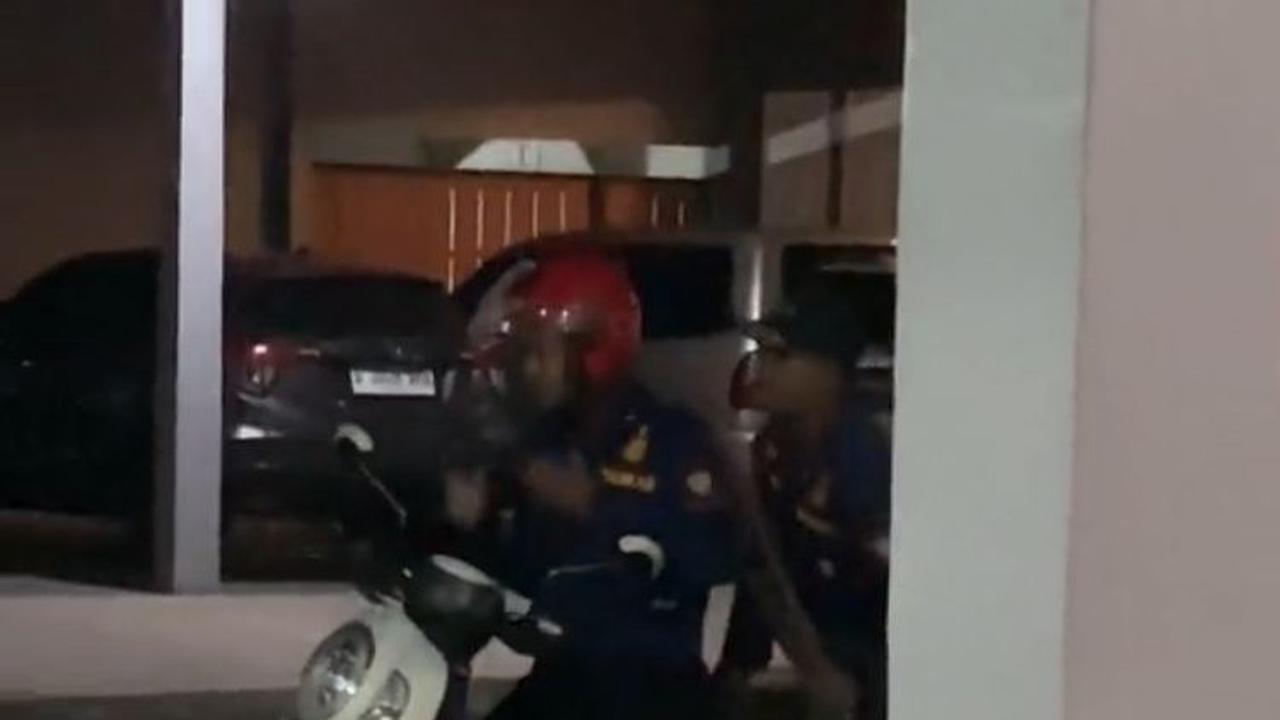 Viral Momen Damkar Bantu Evakuasi Ular Kobra di Rumah Warga, Dramatis