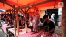 <p>Pedagang memotong daging di kawasan Ciledug, Tangerang, Minggu (1/5/2022). Jelang perayan Idul Fitri 1443 H, banyak warga berburu daging untuk kebutuhan lebaran. (Liputan6.com/Angga Yuniar)</p>