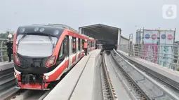 Aktivitas pekerja di Stasiun Light Rail Transit (LRT) Cibubur, Harjamukti, Depok, Minggu (13/10/2019). Progres pembangunan Stasiun LRT Cibubur baru mencapai 60 persen dan ditargetkan rampung serta diuji coba pada November 2019. (merdeka.com/Iqbal S. Nugroho)