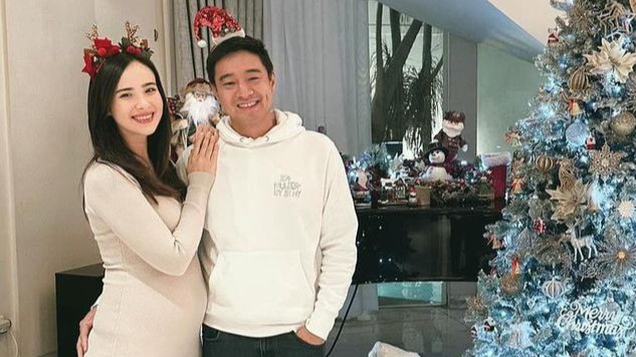 Aura kecantikan Pamela Bowie semakin bersinar selama masa kehamilan, sungguh menjadi definisi sejati dari 'pregnancy glow'!<br>