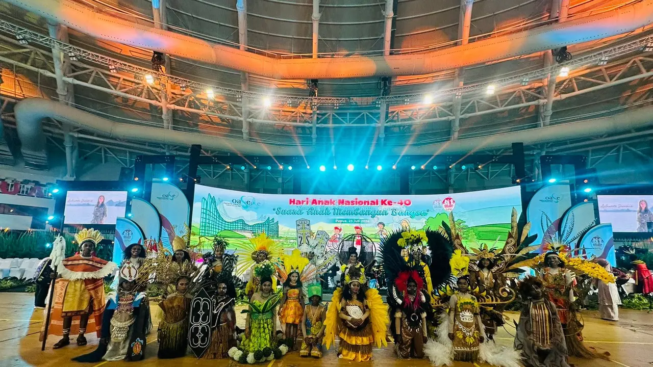 Presiden Jokowi turut menyaksikan peragaan busana karya desainer Papua Youth Creative Hub (PYCH) binaan Badan Intelijen Negara (BIN). Kegiatan itu digelar di Istora Papua Bangkit, Jayapura, Papua, Selasa (23/7/2024).