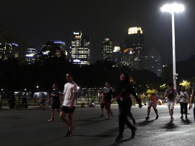 Sejumlah warga berlari di kawasan Stadion Utama Gelora Bung Karno, Senayan, Jakarta, Rabu (9/10). Olahraga lari pada malam hari di GBK menjadi pilihan pekerja ibu kota. (Bola.com/Yoppy Renato)