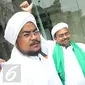 Pimpinan FPI, Muhammad Rizieq Shihab usai menjalani pemeriksaan di Bareskrim, Jakarta, Rabu (23/11). Pemeriksaan beragendakan melengkapi berkas sebelumnya di tingkat penyelidikan. (Liputan6.com/Immanuel Antonius)