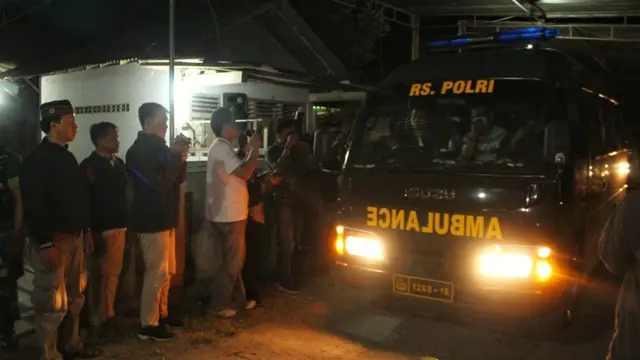 Jenazah Bripda Wahyu Catur Pamungkas tiba di rumah duka di Kamulyan, Kuwarasan, Kebumen. (Foto: Liputan6.com/Galoeh Widura/Muhamad Ridlo)