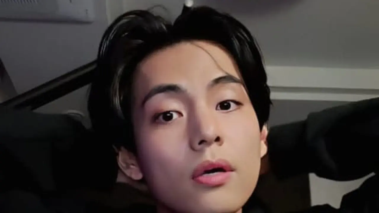 V BTS Alias Taehyung Dikabarkan Masuk Tim Khusus Angkatan Darat Saat Wajib Militer. Sejumlah Tugas Penting Menantinya (Foto: Weverse Live via Allkpop)