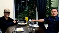 Ketua Umum PSSI, Mochamad Iriawan (kanan), saat bertemu dengan calon Ketua Asprov PSSI Jawa Barat, Ramram Mukhlis Ramdani, Minggu (7/11/2021). (Bola.com/Erwin Snaz)