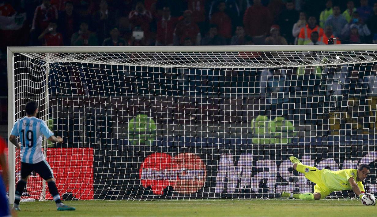 Kiper Chili, Claudio Bravo mengagalkan tendangan penalti gelandang Argentina, Ever Banega di final Copa America 2015 di Stadion Nasional, Santiago, Chili, (4/7/2015). Chili menang lewat adu penalti atas Argentina dengan skor 4-1. (REUTERS/Ivan Alvarado)