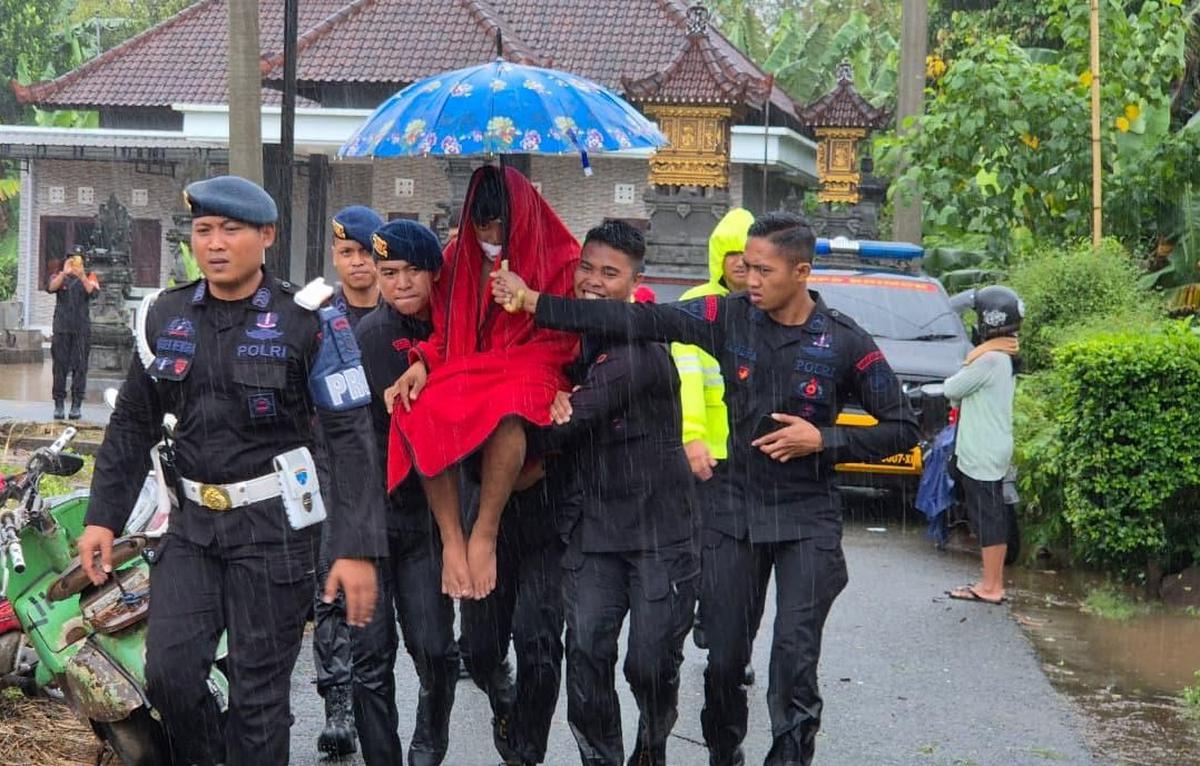 FOTO: Aksi Sigap Brimob Polda Bali Saat Evakuasi Korban Banjir Bali