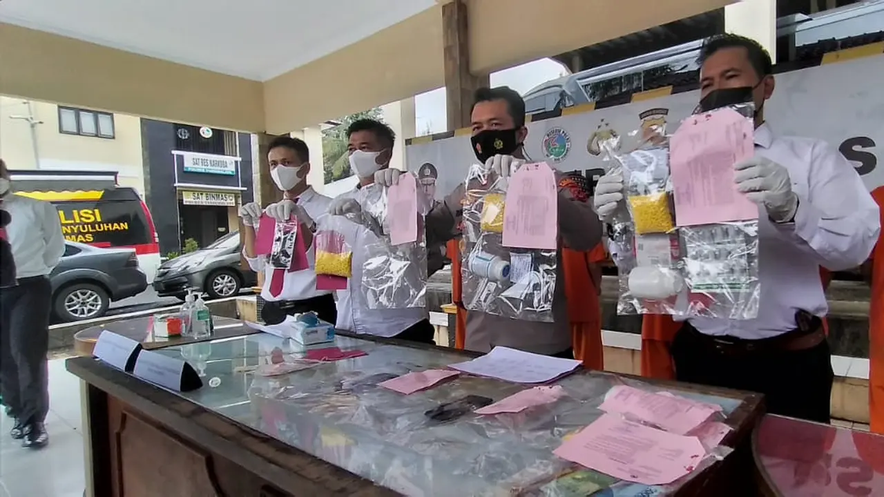 Satuan Narkoba (Satnarkoba) Polres Tasikmalaya, Jawa Barat, berhasil mengamankan lima pengedar narkoba jenis Hexymer dan tembakau sintetis.