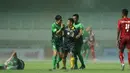 Pemain PS TNI, Soonhak Hong (kedua kiri) melakukan protes ke wasit saat laga melawan Persiba di lanjutan Liga 1 Indonesia di Stadion Pakansari, Kab Bogor, Jumat (5/5). Laga kedua tim berakhir imbang 1-1. (Liputan6.com/Helmi Fithriansyah)