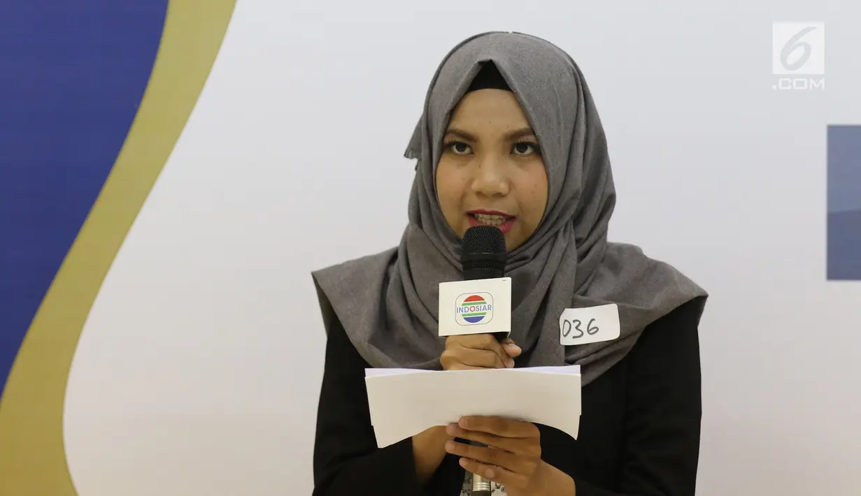 Peserta mengikuti kompetisi News Presenter dalam rangkaian EGTC 2018 di UGM, Yogyakarta, Selasa (16/10). Selain kompetisi news presenter,  EGTC 2018 menghadirkan kompetisi inspiring sharing dan entertainment talk. (Liputan6.com/Herman Zakharia)
