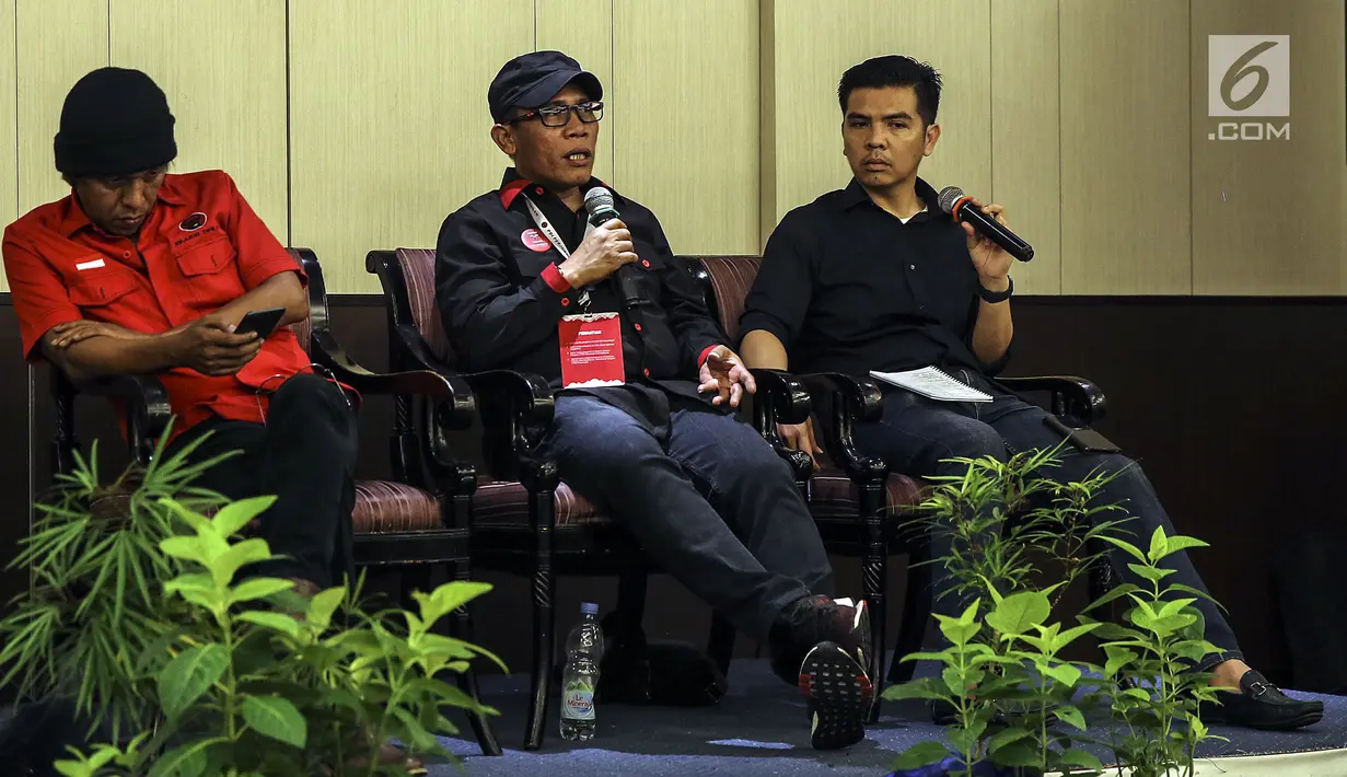 Politikus PDI Perjuangan Adian Napitupulu bersama Masinton Pasaribu menjadi pembicara dalam serial diskusi dalam rangkaian Kongres PDI P ke V di Bali, Jumat (9/8/2019). Diskusi tersebut membahas Demokrasi Arus Bawah (Perlawanan Terhadap Rezim Otoriter). (Liputan6.com/Johan Tallo)