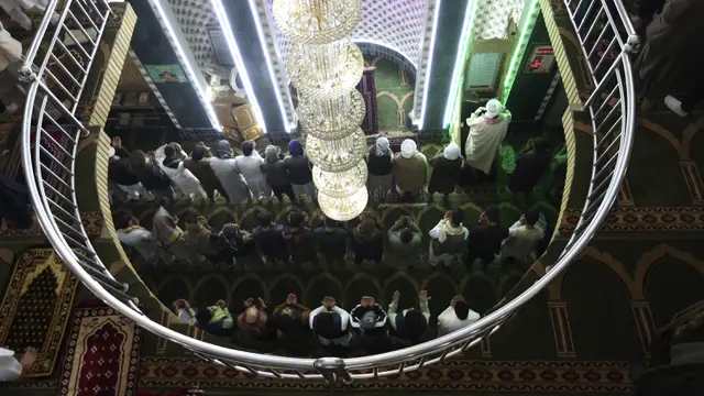 FOTO: Di Tengah Pandemi, Muslim Afghanistan Tetap Gelar Salat Berjemaah di Masjid