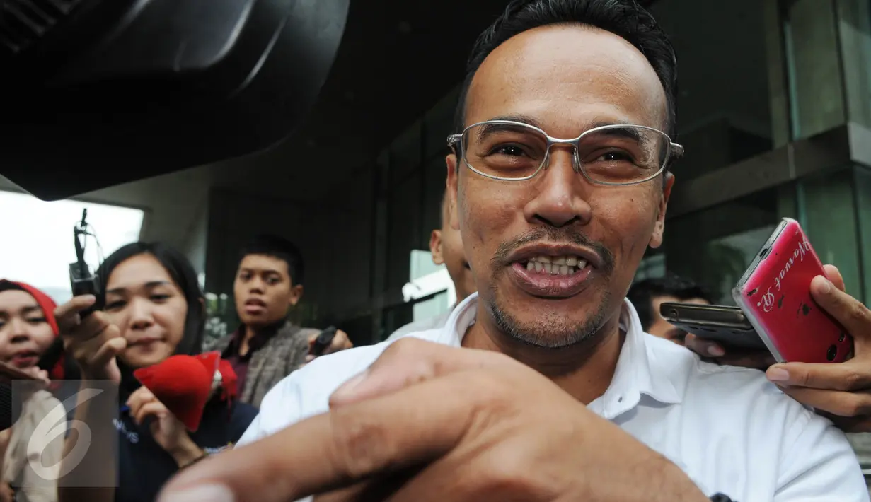Anggota DPRD DKI Jakarta, Fajar Sidik saat meninggalkan Gedung KPK, Jakarta, Selasa (14/6). Adik kandung Almarhum Ustad Jeffry Al-Buchori itu enggan memberikan keterangan kepada awak media terkait pemeriksaannya. (Liputan6.com/Helmi Afandi)