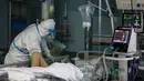 Dokter memeriksa kondisi pasien kritis virus corona atau COVID-19 di Rumah Sakit Jinyintan, Wuhan, Provinsi Hubei, China, Kamis (13/2/2020). China melaporkan 254 kematian baru dan lonjakan kasus virus corona sebanyak 15.152. (Chinatopix Via AP)