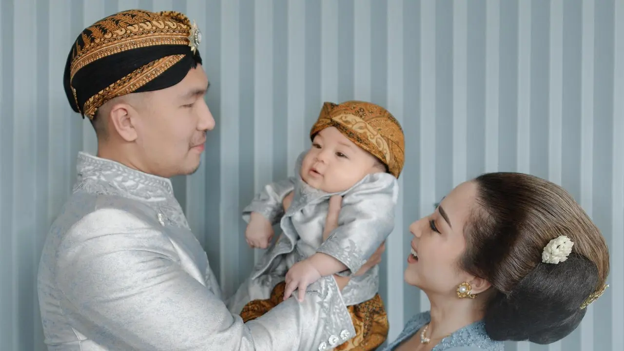 [Fimela] Acara Tedak Siten Anak Nikita Willy dan Indra