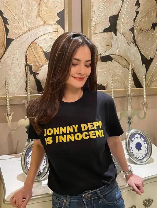 <p>Cut Tari memamerkan senyum manisnya ke kamera. Meski tak lagi muda, Cut Tari justru terlihat semakin awet muda di usianya sekarang. (Instagram/@cuttaryofficial)</p>