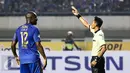 Penyerang Persib, Carlton Cole berbincang dengan Wasit saat berhadapan dengan Arema FC pada laga perdana Liga 1 2017 di Stadion Gelora Bandung Lautan Api, Sabtu (15/4). Persib bermain imbang atas Arema FC dengan skor 0-0. (Liputan6.com/Yoppy Renato)