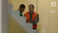 Staf Sekjen PDIP Hasto Kristiyanto, Saeful Bahri (kanan) tiba di Gedung KPK, Jakarta, Jumat (14/2/2020). Saeful Bahri diperiksa sebagai tersangka terkait kasus dugaan penerimaan hadiah atau janji penetapan anggota DPR Terpilih 2019-2024. (merdeka.com/Dwi Narwoko)
