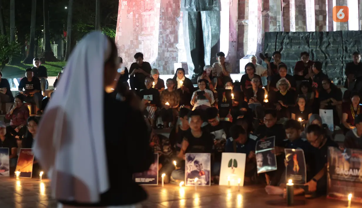 Massa dari berbagai elemen masyarakat menggelar aksi solidaritas dan doa bersama untuk korban kebakaran hutan dan lahan (karhutla) di Tugu Proklamasi, Jakarta, Senin malam (19/10/2026). Aksi ini menjadi bentuk kepedulian terhadap dampak karhutla sekaligus ajakan untuk meningkatkan kesadaran masyarakat dalam menjaga kelestarian alam dan lingkungan. Doa bersama tersebut juga menjadi momentum untuk saling menguatkan serta berharap pemulihan bagi wilayah dan masyarakat terdampak. (KLY/Budy Santoso)