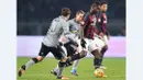 Striker AC Milan, Mario Balotelli, dibayangi para pemain Alessandria dalam leg pertama semifinal Coppa Italia di Stadion Olimpico, Roma, Rabu (27/1/2016) dini hari WIB. (EPA/Alessandro Di Marco)