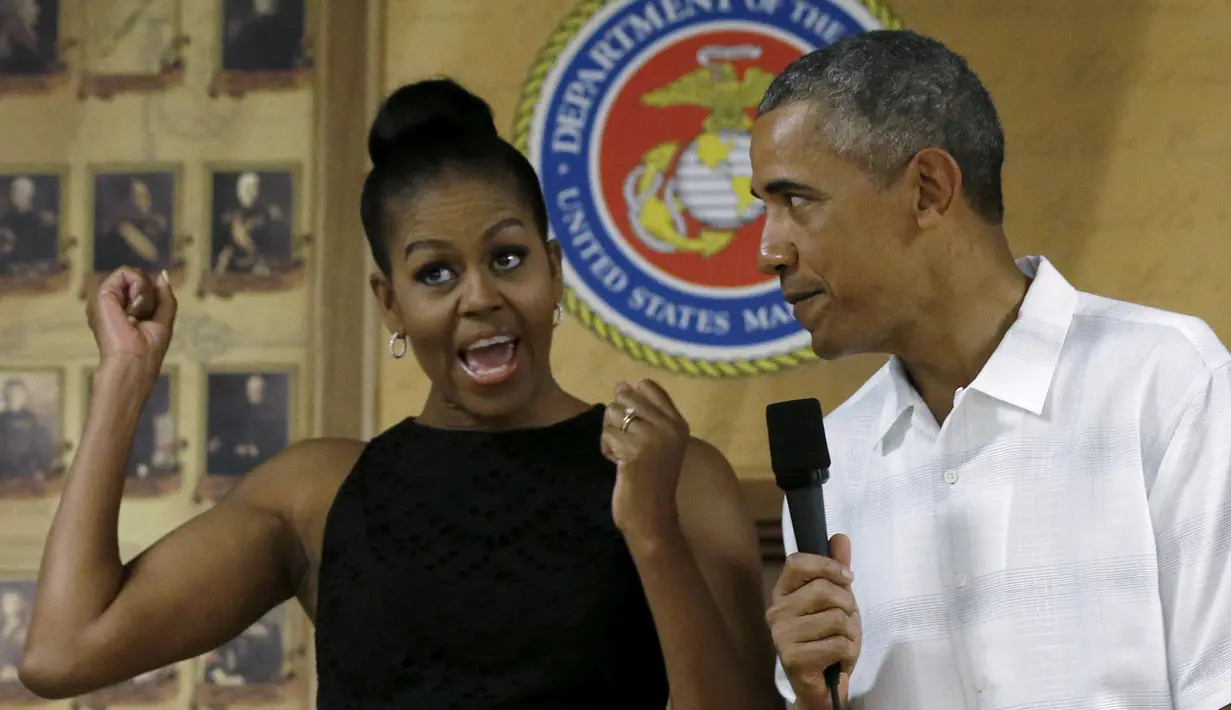 Presiden AS Barack Obama bersama ibu negara Michelle Obama memberikan pidato kepada anggota Marine Corps Base Hawaii saat resepsi Natal di Kaneohe Bay, Hawaii (25/12/2015). (REUTERS/Jonathan Ernst)