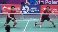 Pasangan Indonesia, Greysia Polii/Apriyani Rahayu saat melawan wakil Jepang, Yuki Fukushima/Sayaka Hirota pada Asian Games di Istora, Jakarta, Selasa (21/8/2018). Polii/Apriyani takluk dengan skor 21-13, 21-12. (Liputan6.com/Helmi Fithriansyah)