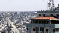 Bola api meletus dari gedung yang menampung berbagai media internasional, termasuk The Associated Press, setelah serangan udara Israel di Kota Gaza, Sabtu (15/5/2021). Serangan terjadi satu jam usai militer Israel memerintahkan orang-orang untuk mengungsi dari gedung. (Mahmud Hams/Pool Photo via AP)