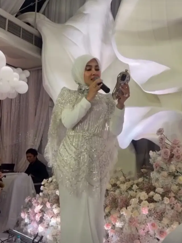 Cincin Syahrini terkenal mewah (Foto: Instagram @princesssyahrini)