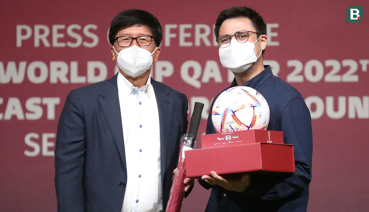 Direktur Utama SCM Sutanto Hartono (kiri) bersama Managing Director Gopay Budi Gandasoebrata saat menghadiri acara konferensi pers terkait SCM Broadcast Sponsors Announcement Piala Dunia 2022 di Jakarta, Senin (18/7/2022). (Bola.com/Abdul Aziz)
