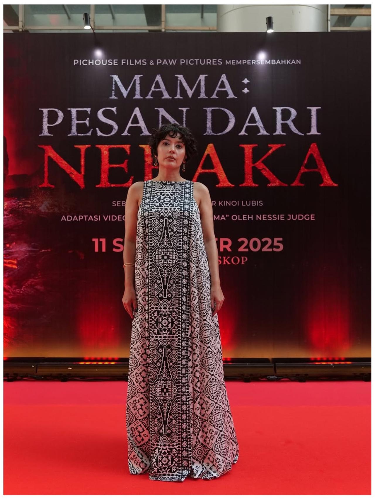 5 Potret Detail Outfit Hannah Al Rashid di Premiere Film 'Mama: Pesan ...