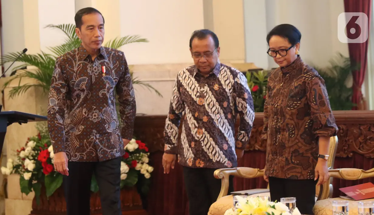 Presiden Joko Widodo (kiri) didampingi Menteri Luar Negeri Retno Marsudi (kanan) dan Menteri Sekretaris Negara, Pratikno (tengah) bersiap membuka Rapat Kerja (Raker) Kepala Perwakilan RI dengan Kementerian Luar Negeri (Kemenlu) di Istana Negara‎, Kamis (9/1/2020). (Liputan6.com/Angga Yuniar)