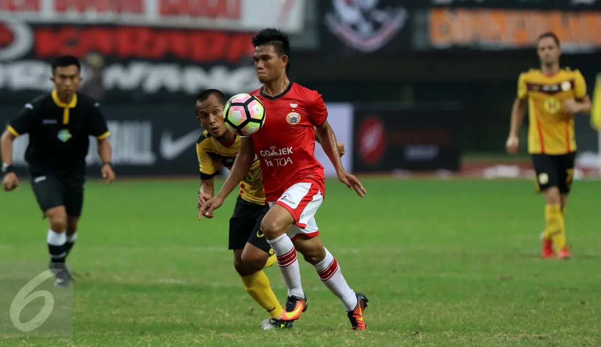 Pemain Persija Jakarta berusaha melewati pemain Barito Putera saat pertadingan Liga 1 di Stadion Patriot, Bekasi (22/4). Pertandingan tersebut berakhir dengan skor 1-1. (Liputan6.com/Gempur M. Surya)