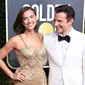 Model Rusia, Irina Shayk dan aktor Bradley Cooper tersenyum di karpet merah Golden Globe Awards ke-76 di Beverly Hills, California (6/1). (Jon Kopaloff/Getty Images/AFP)