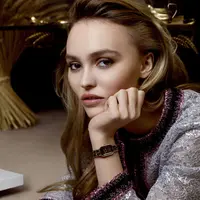 Lily-Rose Depp tampil dengan gaya elegan mengenakan jam tangan terbaru Chanel, Premiere. [Chanel]