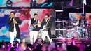 Tampil dengan balutan busana kombinasi hitam dan putih, para personel Wali terlihat begitu elegan. Mereka pun memainkan lagu "Taubat Maksiat" di lagu pertama. Tampak dalam foto, grup band Wali saat tampil pada Konser Raya 31 Tahun Indosiar Luar Biasa hari kedua di Studio 6 Emtek City, Daan Mogot, Jakarta, pada Minggu (11/1/2026) malam. (KapanLagi.com/Budy Santoso)