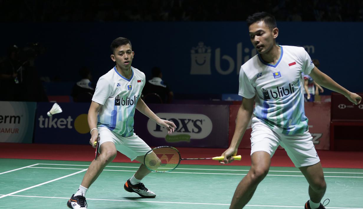 Ganda putra Indonesia, Fajar Alfian / Muhammad Rian, mengembalikan kok saat melawan Takuro Hoki / Yugo Kobayashi pada Indonesia Open 2019 di Istora Senayan, Jumat (19/7). Fajar / Rian kalah 19-21 dan 12-21. (Bola.com/Yoppy Renato)
