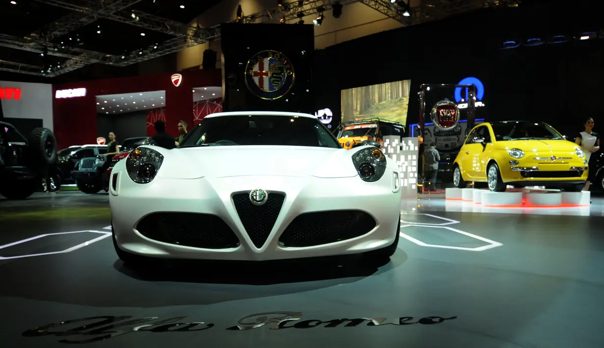 Sebuah mobil mewah merek Alfa Romeo dipamerkan di Indonesia Internasional Motor Show 2016 di JIEXPO Kemayoran Jakarta, Kamis (7/4/2016). Alfa Romeo tipe ini dipasarkan dengan harga 2,4 miliar rupiah on the road. (Liputan6.com/Helmi Fithriansyah)