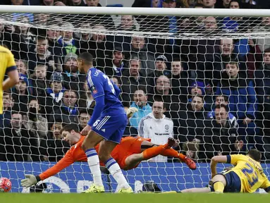 Pemain Chelsea, Ruben Loftus Cheek, mencetak gol ke gawang Scunthorpe United pada putaran ketiga Piala FA di Stadion Stamford Bridge, London, Minggu (10/1/2016). (Reuters/Stefan Wermuth)