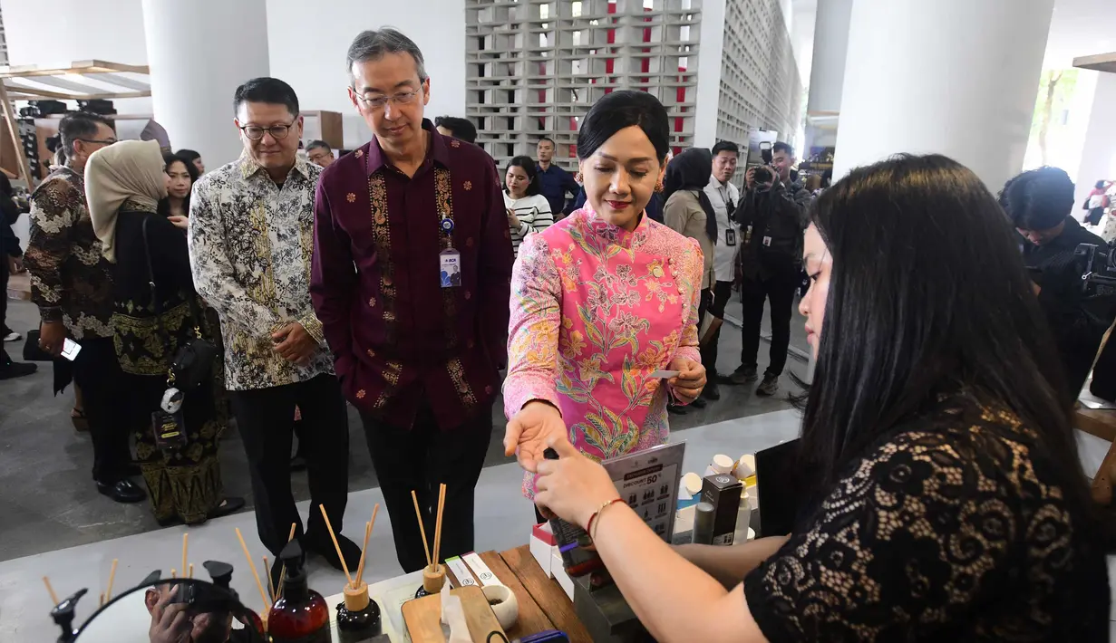 Ketua Dewan Komisioner Otoritas Jasa Keuangan (OJK Friderica Widyasari Dewi didampingi   Presiden Direktur BCA Gregory Hendra Lembong dan Wakil Presdir BCA John Kosasih menyaksikan produk tas saat  kegiatan BCA UMKM Fest 2026 di Indonesia Arena, Senayan, Jakarta, Jumat, 21 Agustus 2026. (KLY/ Arie Basuki)