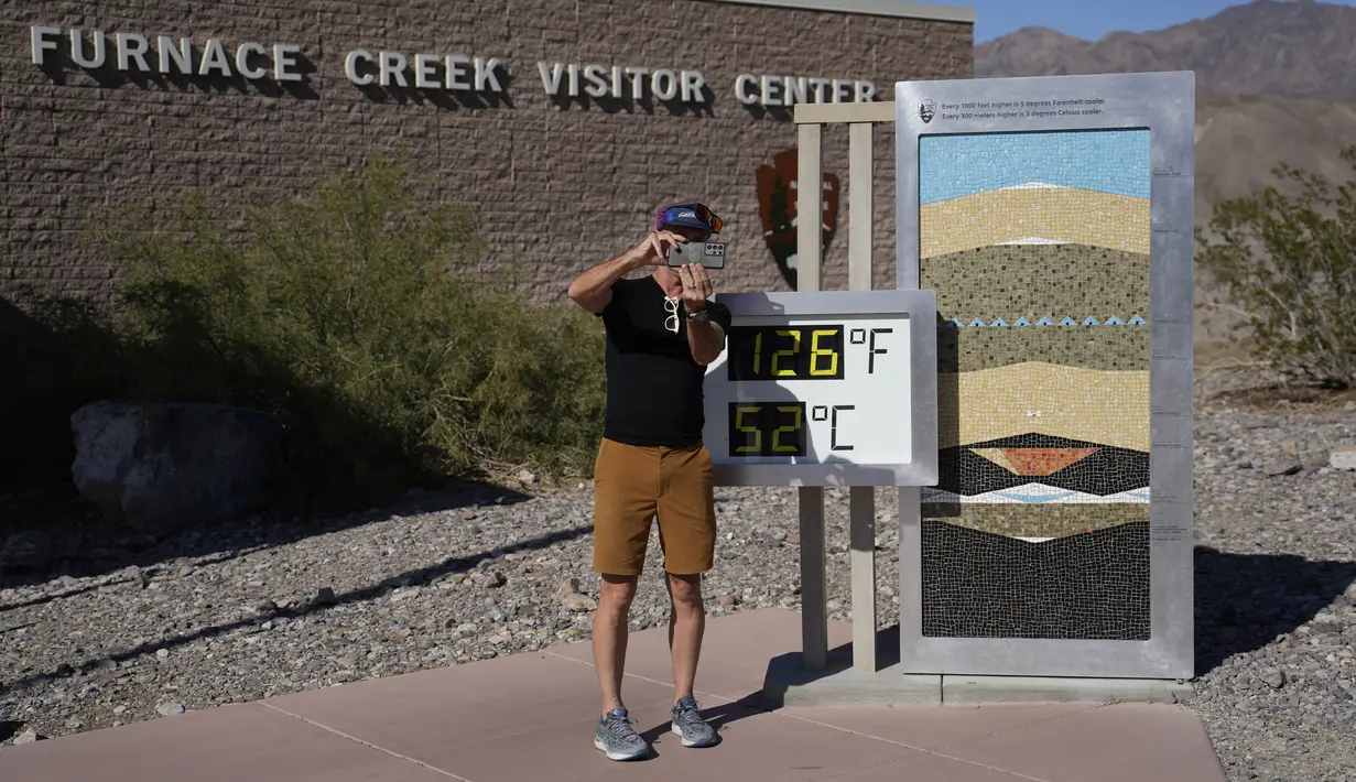 Seorang pria mengambil selfie di termometer di Pusat Pengunjung Furnace Creek, di Taman Nasional Death Valley, California, Kamis (1/9/2022). Termometer ini tidak resmi tetapi merupakan tempat foto yang populer. (AP Photo/John Locher)
